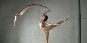 Ballet dancer posing on pointe